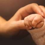 baby-holding-mothers-hand-picture-id928504878