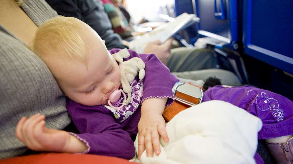 lentokoneessa980-1 | Vauva lentokoneessa – vinkit sujuvaan matkantekoon  pikkulapsen kanssa 