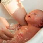 newborn-bathing-picture-id527115787