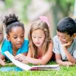 kids-reading-picture-id911699988