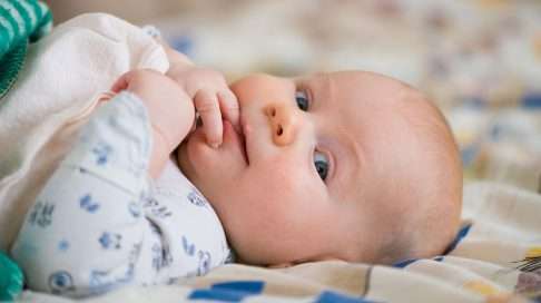 Valo valvottaa vauvaa – näin voit auttaa häntä nukahtamaan | Vauva 
