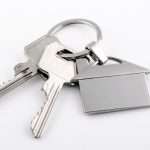 keys-and-house-chrome-pendant-with-home-shape-picture-id488849234