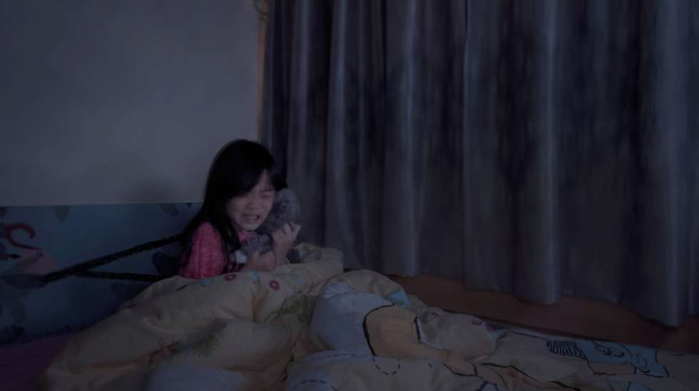 little-girl-in-bed-scared-from-a-nightmare-picture-id472860294 |  Kauhukohtaus keskellä yötä – tavallista leikki-ikäisellä lapsella 